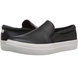 Women’s Gill Sneaker